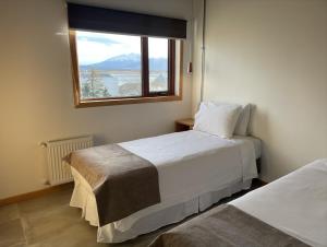 纳塔列斯港Hotel Big Sur的一间卧室设有两张床和一个美景窗户。