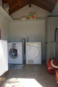 Parákoila''Koukmos beach'' Greenspace Living的洗衣房配有洗衣机和洗衣机