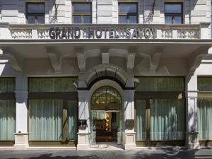 布达佩斯EST Grand Hotel Savoy的建筑物的外墙,上面有标志