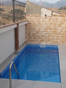 蒙地卡罗Casa de Teones的一座铺有蓝色瓷砖的小型游泳池