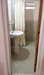 坦季Lo de Liliana的浴室配有白色水槽和淋浴。