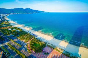 岘港Golden Star Hotel & Apartment by THG的享有海滩和海洋的空中景致