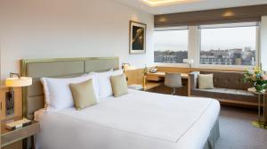 伦敦伦敦皇家兰开斯特酒店的酒店客房设有一张白色大床和一张书桌