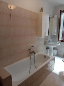威尼斯Two Steps from Rialto的带浴缸和盥洗盆的浴室