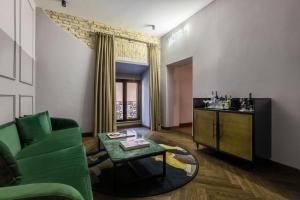 罗马Chapter Roma的客厅配有绿色沙发和桌子