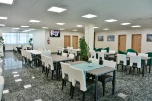Donji KraljevecHOSTEL GREEN的用餐室配有桌子和白色椅子