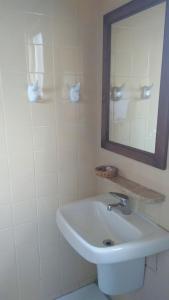 库里提巴艾鲁库里提巴酒店的白色的浴室设有水槽和镜子