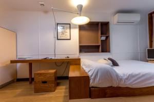 马赛柯布西耶酒店的一间卧室配有书桌、一张床和一张书桌