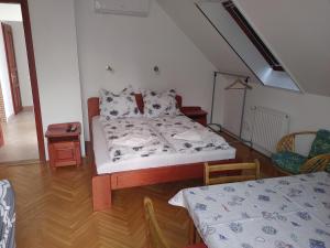 巴拉顿诺尔马迪Tánczos Vendégház的卧室配有一张床和一张桌子及椅子