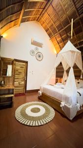 珀尼达岛Griyatama Bungalow的卧室配有一张床,墙上设有帐篷