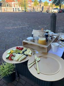 阿尔克马尔By Goselink的一张桌子,上面放着两盘食物和一盘果汁