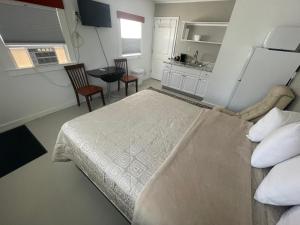 巴港加拉格尔旅行巴尔港汽车旅馆的一间带大床的卧室和一间厨房