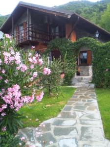 San GiulianoChalet di Montagna的一座有鲜花的房屋