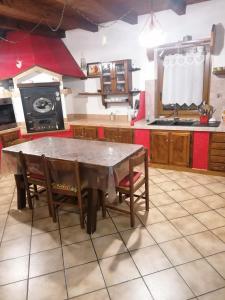 San GiulianoChalet di Montagna的厨房配有大型木桌和椅子