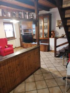 San GiulianoChalet di Montagna的一间大厨房,在房间内配有红色沙发