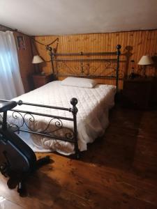 San GiulianoChalet di Montagna的卧室配有一张床和行李箱。