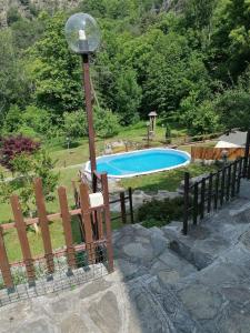 San GiulianoChalet di Montagna的一个带轻杆和围栏的游泳池