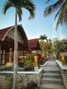 珀尼达岛Griyatama Bungalow的棕榈树和建筑的度假村