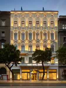 布达佩斯EST Grand Hotel Savoy的一座大建筑,上面写着大酒店欧洲的字眼