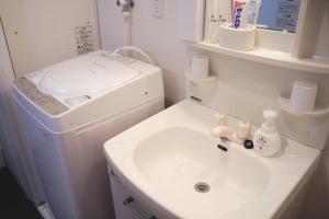 Minami-sotoborichō久Hisashi大須観音店民泊的一间带水槽和洗衣机的浴室