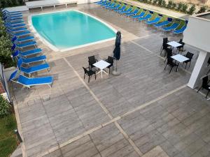 庞特卡格纳诺安科拉酒店的享有带桌椅的游泳池的顶部景致