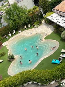 San Giorgio in Bosco波斯塔77酒店的一群人在游泳池游泳