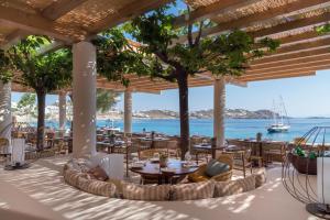 米克诺斯城Bill & Coo Mykonos -The Leading Hotels of the World的海景餐厅