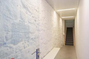 波尔图N Apartments - Chã的走廊墙上的建筑物壁画