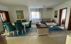 Čeluga3 Bedroom Apartment with pool的客厅配有沙发和桌椅