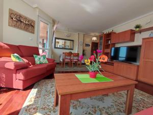 拉雷多Laredo Ocean Port的客厅配有红色的沙发和桌子