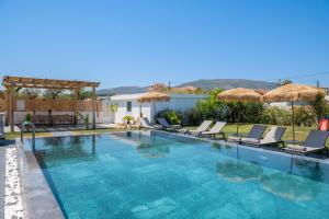 MouzákionSonel Luxury Villa, a Family Retreat, By ThinkVilla的一个带椅子和遮阳伞的游泳池