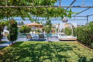 MouzákionSonel Luxury Villa, a Family Retreat, By ThinkVilla的一个带椅子和游泳池的花园
