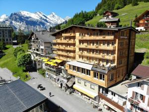 米伦Eiger Mürren Swiss Quality Hotel的山城中一座建筑的顶部景观