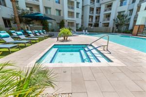 斯科茨Kasa Scottsdale North Phoenix的一个带躺椅的游泳池和一间酒店
