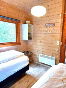 Ásgeirsstaðir埃斯伊尔斯塔济度假屋的木制客房内的一间卧室配有两张床