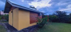 福尔图纳Cabaña Rural Pura Vida的棕色和黄色的小房子