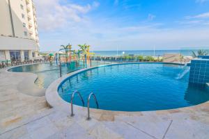 卡塔赫纳科拉莱斯德印迪亚斯GHL酒店的一个带水上公园的大型游泳池