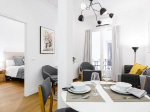 马德里拉巴斯市场蒙塔伯公寓的用餐室以及带桌椅的起居室。
