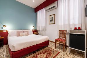 威尼斯卡萨皮特罗卡酒店的配有一张床和一把椅子的酒店客房