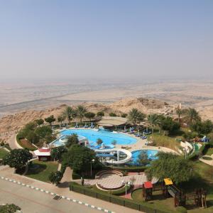 艾恩杰贝尔哈菲特美居大酒店的享有度假村游泳池的空中景致