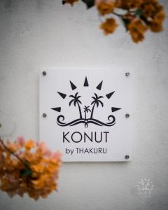 古雷德胡Konut by Thakuru的墙上有棕榈树的标志