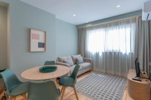 里斯本Ajuda Luxury Appartments的客厅配有沙发和桌椅