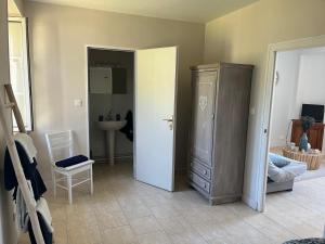 ArleufMaison au coeur du Morvan的客房设有带橱柜和水槽的浴室。