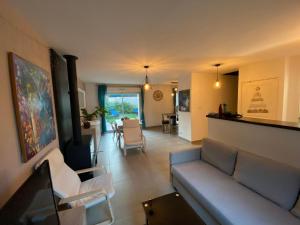罗克布伦河畔阿尔让Maison avec piscine, climatisée, proche plage的客厅配有沙发和桌子