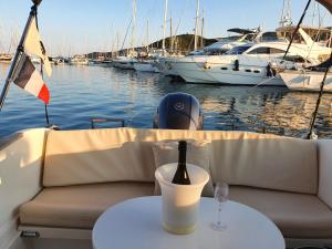 圣弗洛朗Nuit Insolite sur un Bateau的船上的桌子上放着一杯葡萄酒