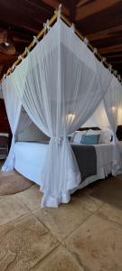圣米格尔-杜戈斯托苏Bangalô Kauli Seadi Eco-Resort的一张带天蓬的床