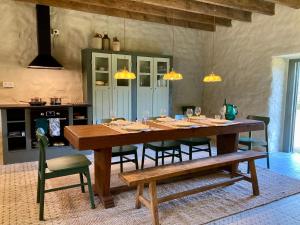 LocmaloEncore une fois, La grande maison的一间带木桌和椅子的用餐室