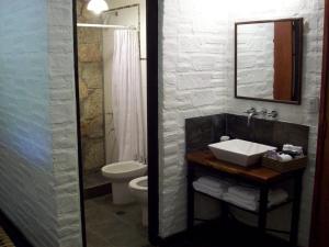 ConetaLa Aguada Hotel Boutique de Montana的一间带水槽和卫生间的浴室