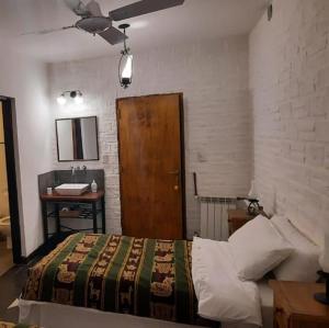 ConetaLa Aguada Hotel Boutique de Montana的一间卧室配有一张床和一扇木门