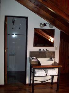 ConetaLa Aguada Hotel Boutique de Montana的一间带水槽和镜子的浴室
